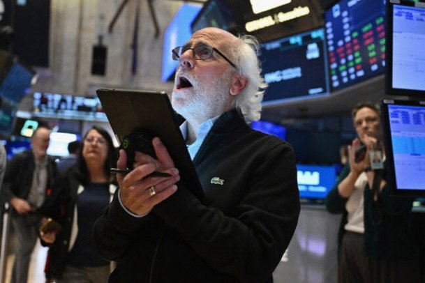 Market Mayhem: New York Stock Exchange Plunges into Chaos as 'Ambiguous' Employment Report Sparks Severe Volatility - News Directory 3