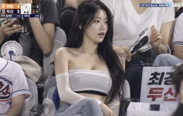 "배우인 줄" 난리 난 야구장 미녀…알고 보니 AI?
