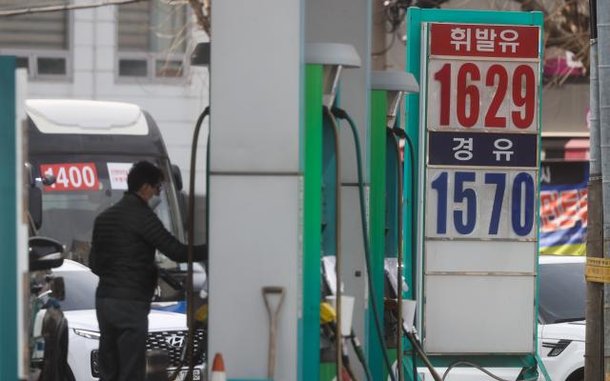 지난 4일 오후 서울 시내 주유소 모습 앞서 지난 1월 5주차 국내 주유소 휘발유·경유의 주간 평균 판매가격은 17주 만에 오름세로 돌아섰다사진연합뉴스