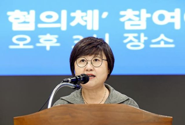 최안나 대한의사협회 대변인이 13일 오후 대한의사협회 회관에서 의료대란 관련 여야의정 협의체 참여에 대한 의료계 공동 입장문을 발표했다사진연합뉴스