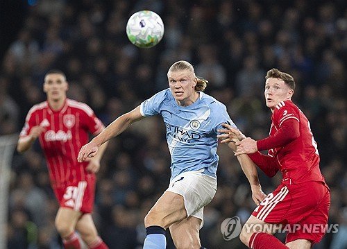 홀란드와 노팅엄 포레스트 선수 경합 장면