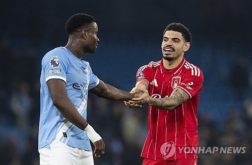 노팅엄 포레스트 선수와 맨시티 선수의 경기 후 장면