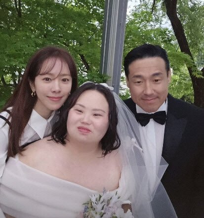 한지민, &apos;쌍둥이 언니&apos; 정은혜 결혼 축하…사랑 가득