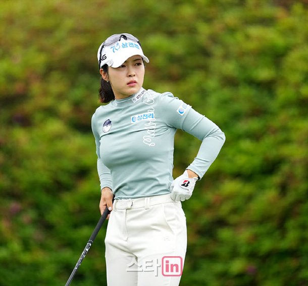 [골프in포토]전예성,실수없이 바라본다
