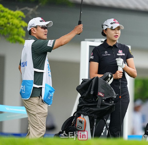 [골프in포토]문정민-이호재,빗속의 기다림