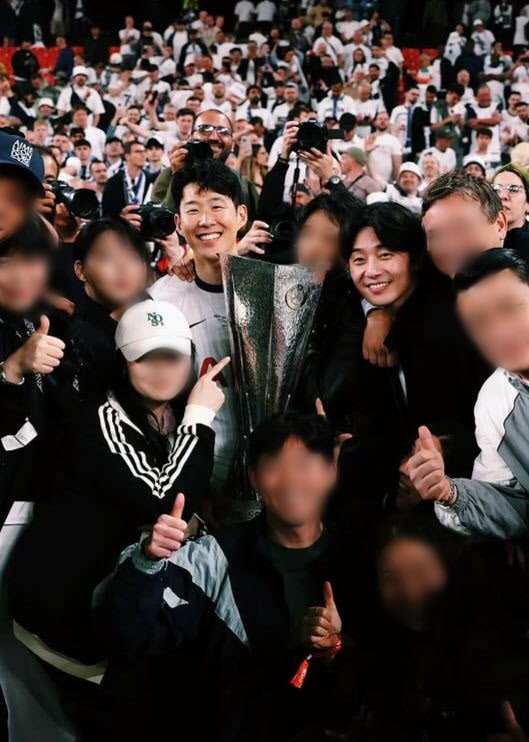 손흥민 생애 첫 우승컵…절친 박서준 함께했다