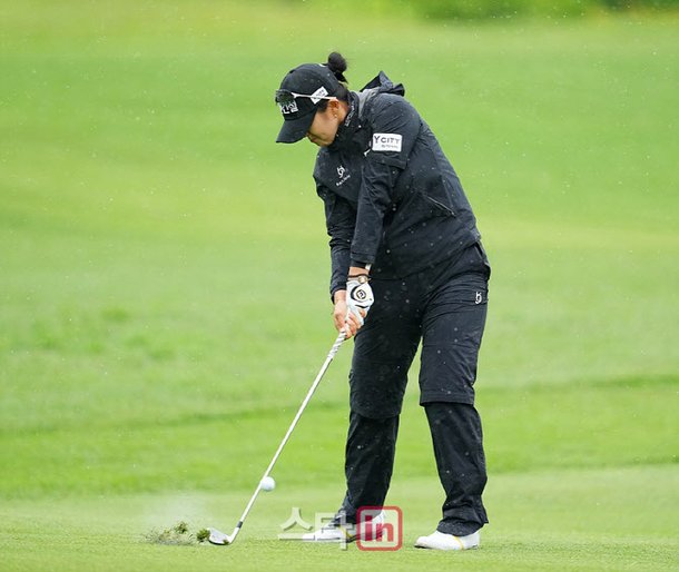 [골프in포토]신유진,핀을 향한 임팩트