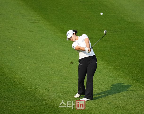 [골프in포토]유지나,핀을 향해 날린다