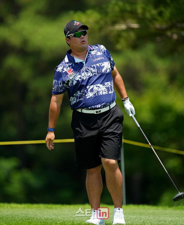 [골프in포토]정찬민,타구 방향을 살핀다