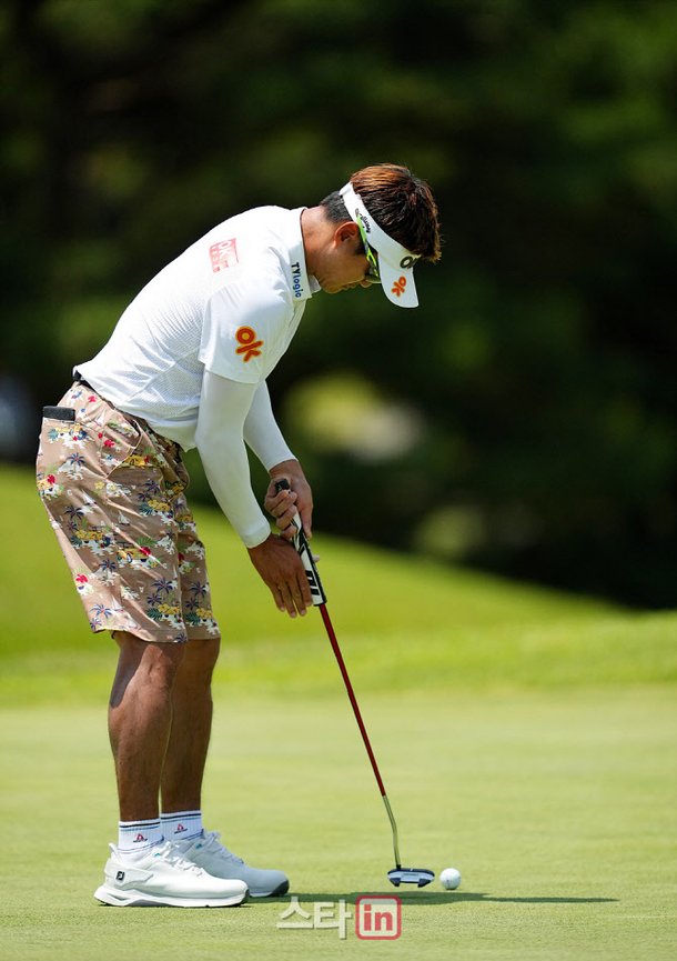 [골프in포토]이태희,첫 홀 버디 들어가라