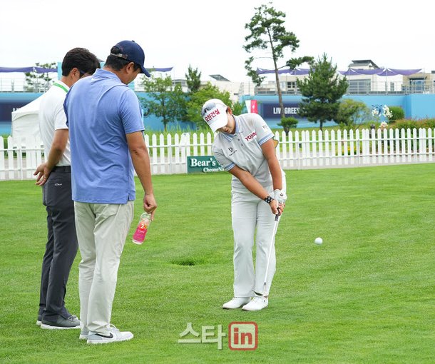 [골프in포토]홍지원,어프로치 시범 보여줄게요