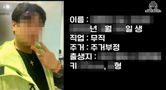 회의실에서 발표하는 사람과 경청하는 팀원들