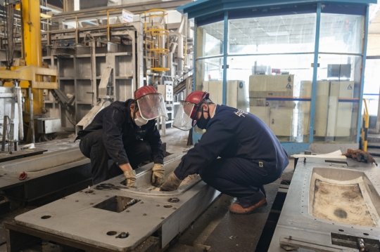 중국 헤이룽장성 하얼빈의 한 알루미늄 공장 직원들이 작업을 하고 있다. 하얼빈/신화뉴시스