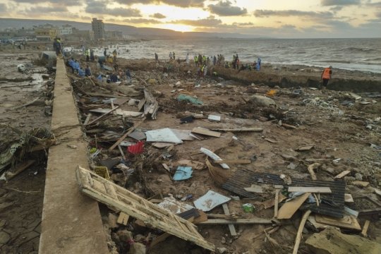 리비아 동부 데르나시 해안에서 15일현지시간 구조대원과 홍수 피해자 가족들이 시신을 찾기 위해 작업하고 있다. 데르나리비아/AP연합뉴스