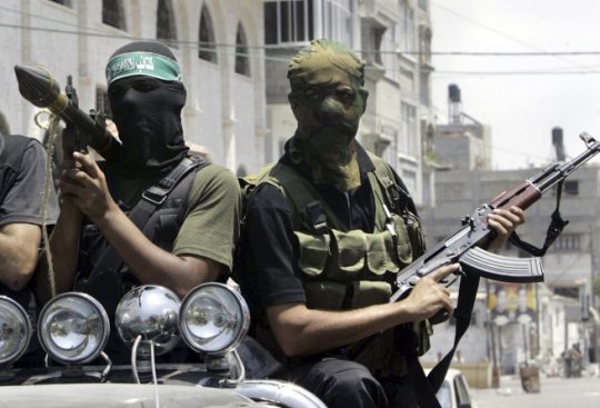 하마스 전투원들이 2007년 6월 13일 팔레스타인 가자지구에서 열린 하마스 지도자 장례식 에서 무기를 들고 트럭에 올라 타 행진하고 있다. 가자팔레스타인/AP뉴시스