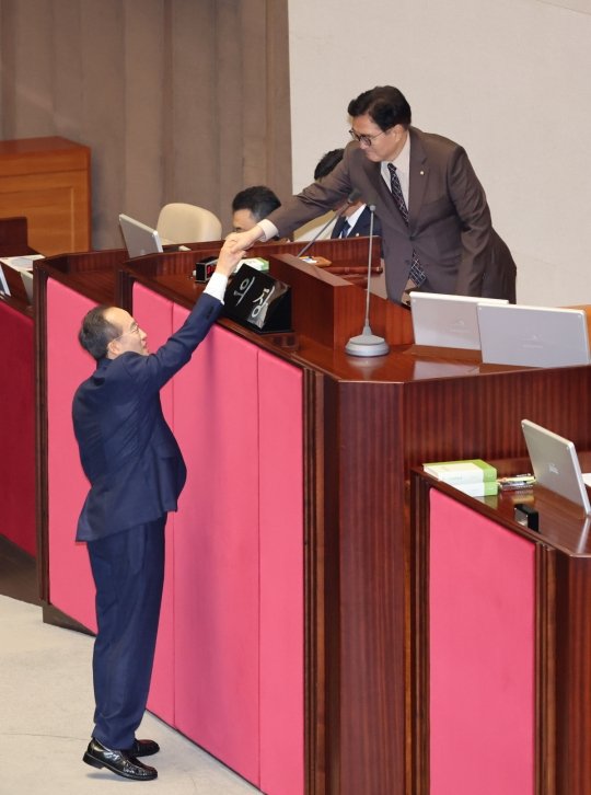 추경호 국민의힘 원내대표가 5일 오전 서울 여의도 국회에서 열린 제418회국회정기회 제3차 본회의에서 국정에 관한 교섭단체대표연설을 마치고 우원식 국회의장과 악수하고 있다.뉴시스