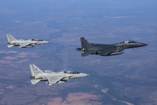 피치블랙 훈련에 참가한 한국 공군 F-15K와 필리핀 공군 FA-50PH가 8월 호주 다윈기지 상공에서 우정비행을 하고 있다.사진제공=한국항공우주산업