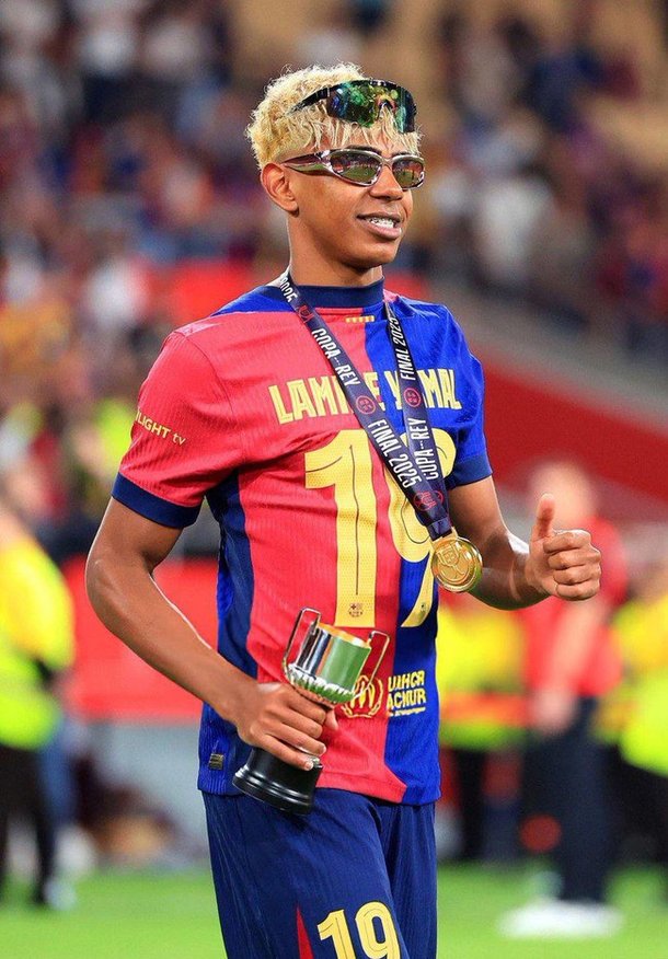 Blonde Surprise: Veteran GK's Hair Joke - News Directory 3