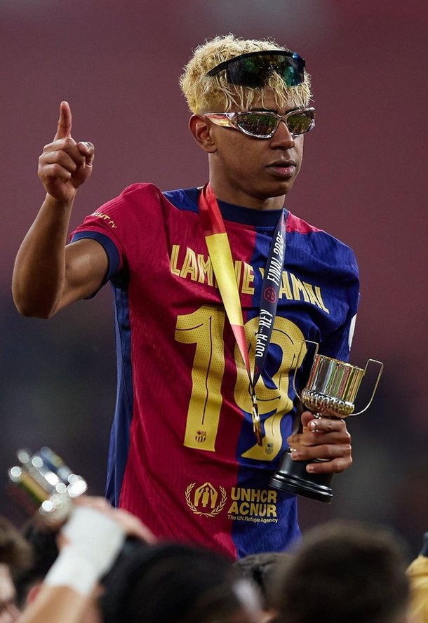 Lamine Yamal with‌ new hairstyle