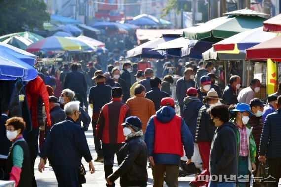 고객 가득한 동묘 벼룩시장 : 네이트 뉴스 고객 가득한 동묘 벼룩시장 : 네이트 뉴스