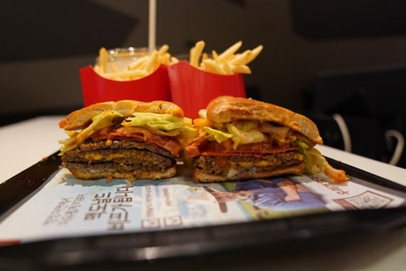 이맛어때] '햄맥'이 간절해지는 맥도날드 '페퍼로니 피자 버거' : 네이트 뉴스