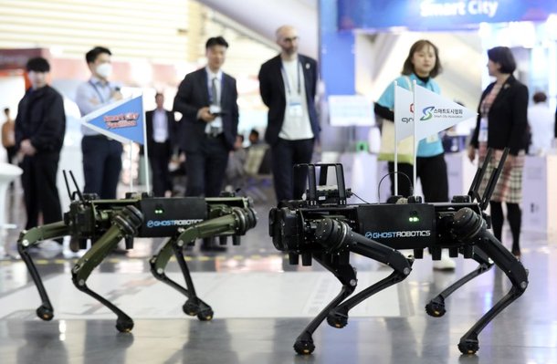제56차 아시아개발은행ADB 연차총회 개막일인 지난 3일 오전 인천 송도 컨벤시아에서 행사 참석자들이 사족보행 로봇 시연을 지켜보고 있다. 뉴시스