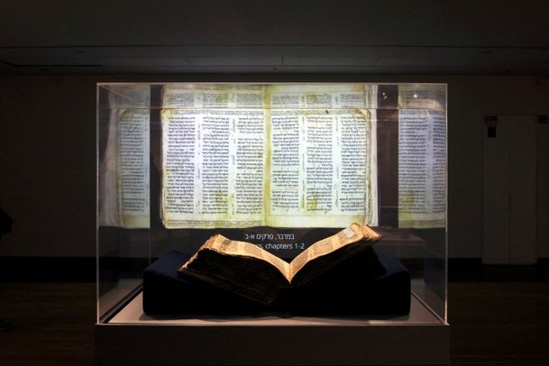 미국 뉴욕 소더비 경매장에서 필사본으로는 역대 최고가인 3810만달러약 510억원에 팔린 히브리어 성경 새순경전The Codex Sassoon이 3월 22일현지시간 이스라엘 텔아비브의 텔아비브대에 전시돼 있다. 로이터뉴스1