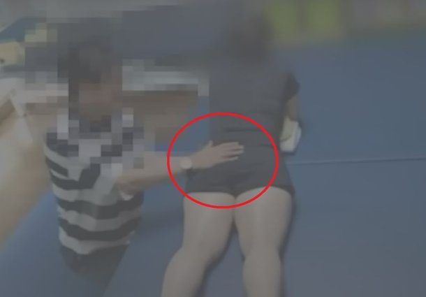 물리치료사가 후배 치료사의 엉덩이에 손을 대고 있는 모습 / JTBC 보도화면 갈무리