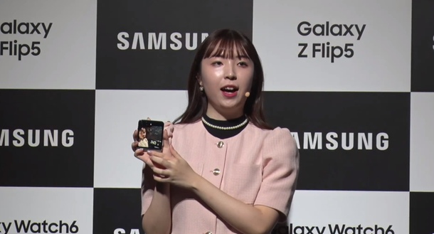 22일 일본 현지에서 개최된 갤럭시Z플립5·폴드5 일본 언팩에서 삼성전자 직원이 갤럭시Z플립5를 소개하고 있다. 삼성 재팬 유튜브 캡처