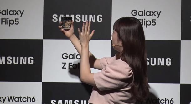 22일 일본 현지에서 개최된 갤럭시Z플립5·폴드5 언팩에서 삼성전자 직원이 갤럭시Z플립5를 소개하고 있다. 삼성 재팬 유튜브 캡처