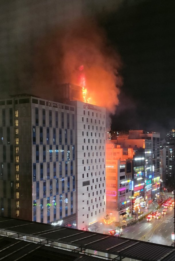 지난 17일 인천시 남동구 논현동 한 호텔에서 발생한 화재로 건물이 불타고 있다. 뉴시스독자 제공