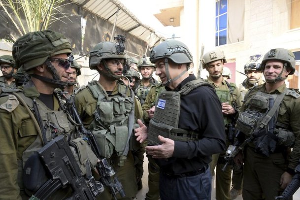 이스라엘 총리가 성탄절인 25일현지시각 가자지구 북부를 방문해 장병들과 얘기하고 있다. 네타냐후 총리는 앞서 의회에서 “전쟁은 오래 걸릴 것이고 끝나려면 아직 멀었다”라고 말했다. 사진=AP·뉴시스