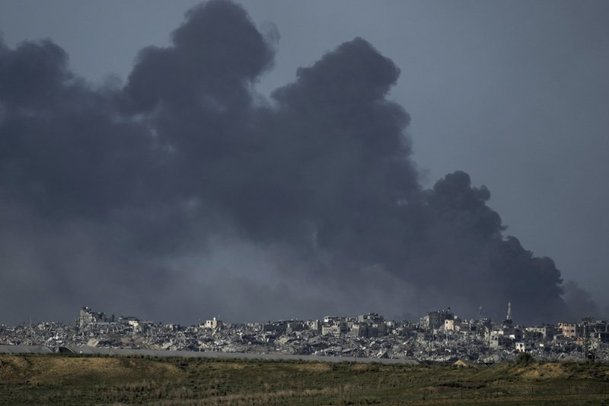 이스라엘과 팔레스타인 무장 정파 하마스 전쟁 82일째인 27일현지시간 가자지구 사망자가 2만1000명을 넘었다고 가자지구 보건부가 밝혔다. 사진은 전날 이스라엘의 폭격으로 가자지구에서 연기가 치솟는 모습. 사진=AP·뉴시스