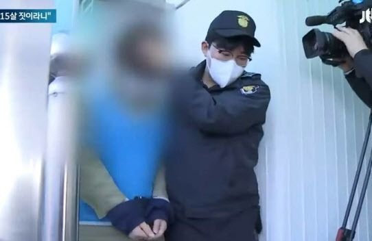 40대 여성을 성폭행한 A군이 호송차에 탑승하는 모습. 사진=JTBC 보도 화면 캡처