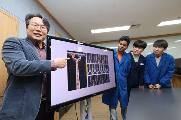 한국과학기술원KAIST 기계공학과 오일권 교수왼쪽가 만든 인공 근섬유를 설명하고 있다. KAIST 제공