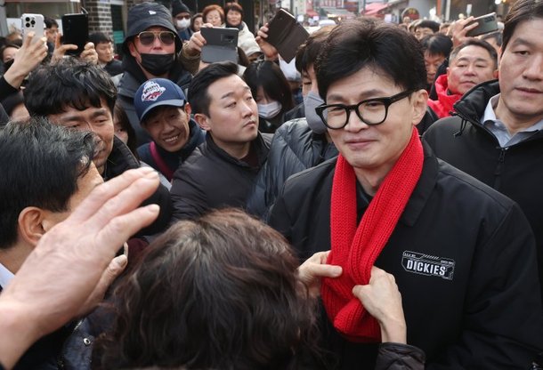 한동훈 국민의힘 비상대책위원장이 2일 오후 경기 구리시 구리전통시장을 방문해 한 시민으로부터 목도리를 선물받고 있다. /사진=뉴시스