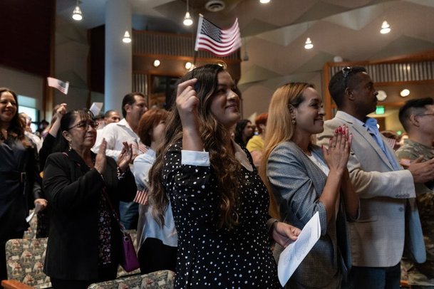 지난해 9월 20일현지시간미국 캘리포니아주 로스앤젤레스에서 열린 미국 시민권 취득 기념식이 열리고 있다. 참석자들이 미국 시민으로서 서약을 한 뒤 성조기를 흔들고 있다. EPA연합뉴스