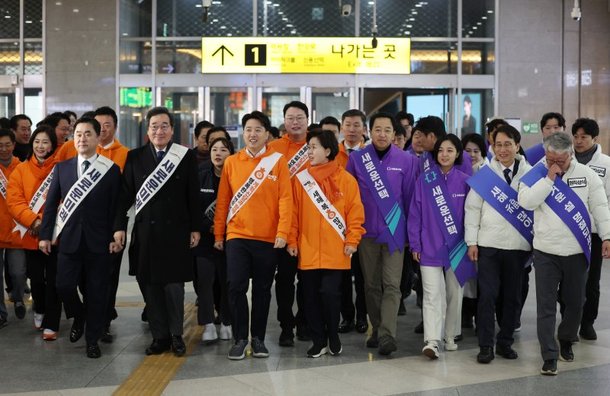 [서울=뉴시스] 고승민 기자 = 개혁신당과 새로운미래, 새로운선택, 원칙과상식 등 제3지대를 추진하고 있는 4개 세력이 설 연휴 첫날인 지난 9일 통합에 합의했다. 통합 신당명은 개혁신당. 공동대표는 이낙연 새로운미래 공동대표, 이준석 개혁신당 대표. 총괄 선대위원장은 이낙연 공동대표. 사진은 이날 오전 서울 용산역에서 합동으로 귀성인사에 나선 4개 세력 인사들 모습. 2024.02.09. kkssmm99@newsis.com /사진=뉴시스