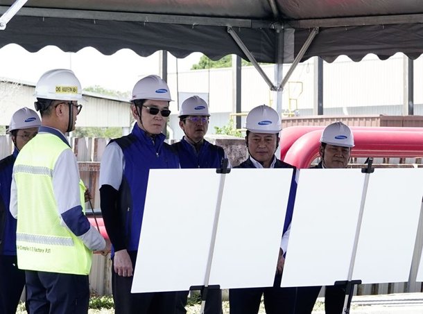 이재용 삼성전자 회장앞줄 왼쪽 두번째이 지난 9일 말레이시아 스름반 삼성SDI 생산법인 2공장 건설 현황을 보고받고 있다. 삼성전자 제공