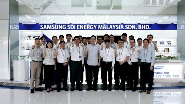 이재용 삼성전자 회장앞줄 왼쪽 다섯번째이 지난 9일 말레이시아 스름반 삼성SDI 생산법인에서 현지 근무자들과 기념 촬영을 하고 있다. 삼성전자 제공