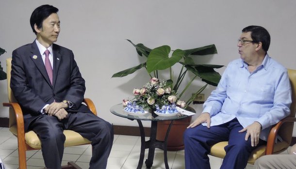 2016년 6월 5일현지시간 당시 쿠바를 방문 중인 윤병세 외교부 장관이 쿠바 아바나시 컨벤션 궁에서 브루노 로드리게스 쿠바 외교장관과 회담을 하고 있다. 사진=외교부