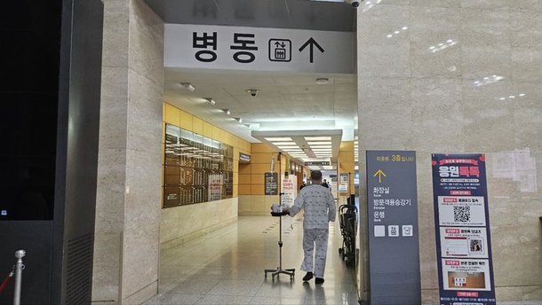 전공의 파업을 하루 앞둔 18일 오전 서울 서대문구 신촌세브란스병원에서 한 환자가 병동으로 이동하고 있다. /사진=노유정기자