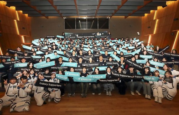 지난 12일 서울 중구 페럼타워에서 진행된 발대식 행사에서 KT ‘Y퓨처리스트’와 ‘갤럭시 대학생 서포터즈’ 대학생 200명이 기념사진 촬영을 하고 있다. KT 제공