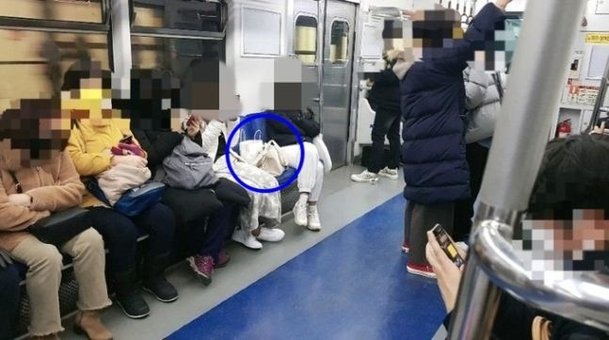 지난 7일 지하철 빈 좌석에 타 승객이 앉지 못하도록 자신의 짐을 올려놓은 승객의 모습. 사진=온라인 커뮤니티