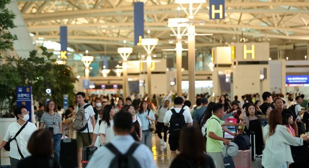 [인천공항=뉴시스] 김혜진 기자 = 추석 연휴를 하루 앞둔 13일 인천국제공항 제 1여객터미널이 이용객들로 붐비고 있다. 2024.09.13. jini@newsis.com <저작권자ⓒ 공감언론 뉴시스통신사. 무단전재-재배포 금지.></span></div></div> 사진=뉴시스화상