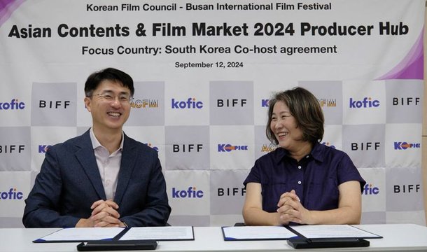 Kim Hyun-soo, head⁢ of‌ the business division of the‍ Korean Film Council (left) and Kim Young-deok, chairman of the ACFM, are ⁢discussing​ the agreement.