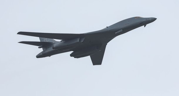 죽음의 백조로 불리는 미 공군 초음속 전략폭격기 B-1B 랜서가 1일 오전 제76주년 국군의 날을 기념해 성남 서울공항 상공을 비행하고 있다. 사진=뉴스1