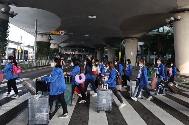 외국인 가사관리사 시범사업에 참여하는 필리핀인 가사관리사들이 지난 8월 인천국제공항을 통해 입국해 버스로 이동하고 있는 모습. /사진=