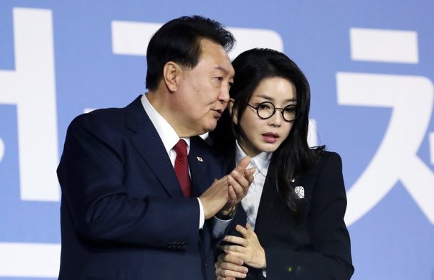 윤석열 대통령과 부인 김건희 여사가 지난 2023년 10월13일 전남 목포종합경기장에서 열린 제104회 전국체육대회 개회식에서 대화하고 있다.  /사진=뉴시스