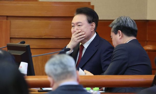 윤석열 대통령이 6일 서울 종로구 헌법재판소 대심판정에서 열린 탄핵 심판 6차 변론 기일에 출석해 있다. 2025.2.6 /뉴스1 